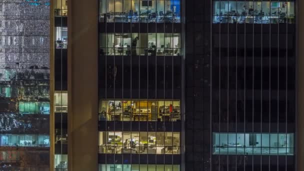 A felhőkarcolók este timelapse festői izzó windows — Stock videók