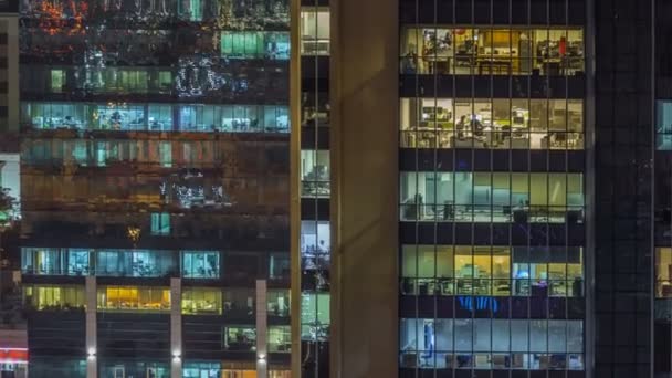 Escénicas ventanas brillantes de rascacielos en el timelapse de la noche — Vídeos de Stock