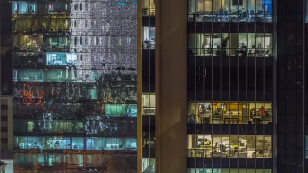 Malerisch leuchtende Fenster von Wolkenkratzern im Zeitraffer am Abend — Stockvideo