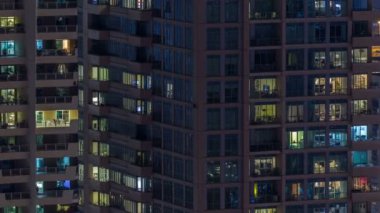 Akşam timelapse, gökdelenlerin doğal parlayan windows