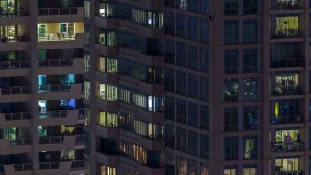 Schilderachtige gloeiende ramen van wolkenkrabbers op avond timelapse — Stockvideo