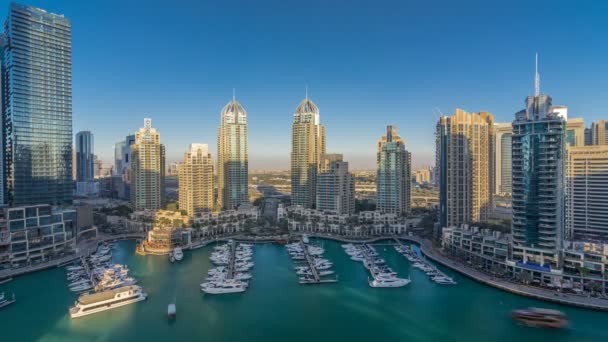 Dubai Marina wolkenkrabbers aeral timelapse, poort met luxe jachten en marina promenade — Stockvideo