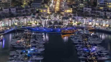 Dubai Yat Limanı çeşme aeral gece timelapse, bağlantı noktası ile lüks yatlar ve Yat Limanı mesire
