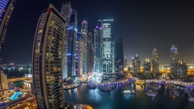 Dubai Yat Limanı gece timelapse, Glittering ışıklar ve açık bir akşam sırasında en yüksek gökdelenler