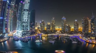 Dubai Yat Limanı gece timelapse, Glittering ışıklar ve açık bir akşam sırasında en yüksek gökdelenler