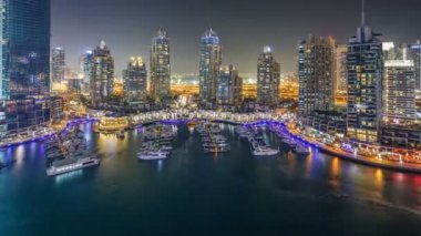 Dubai Yat Limanı gece timelapse, Glittering ışıklar ve açık bir akşam sırasında en yüksek gökdelenler
