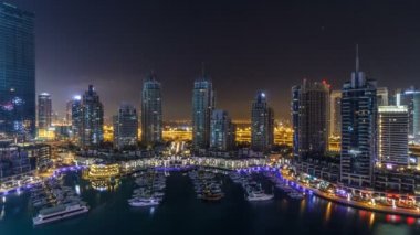Dubai Yat Limanı bütün gece timelapse, Glittering ışıklar ve açık bir akşam sırasında en yüksek gökdelenler