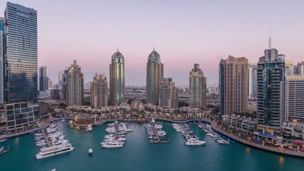 Dubai Marina rascacielos aeral día a noche timelapse, puerto con yates de lujo y paseo marítimo — Vídeos de Stock