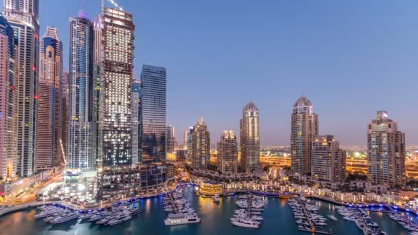 Dubai Marina wieżowce aeral dzień do nocy timelapse, port z luksusowych jachtów i nadmorskiej promenady — Wideo stockowe