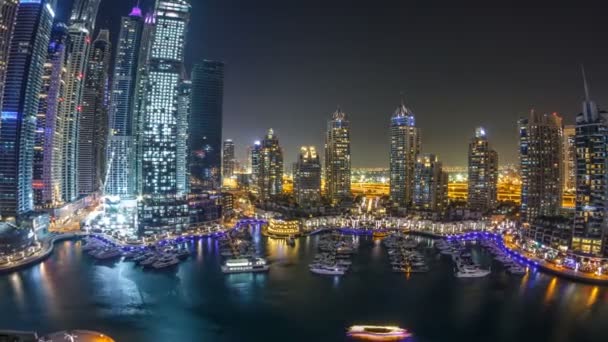 Dubai Marina в ночное время, освещение и самые высокие небоскребы в ясный вечер — стоковое видео