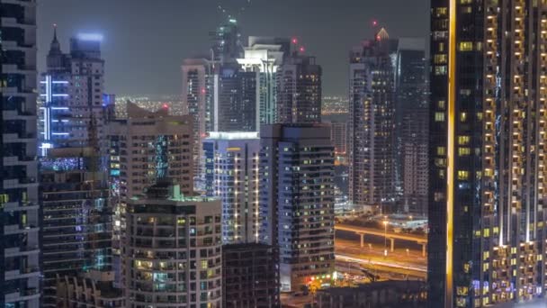 Dubai Marina y JLT en horario nocturno, luces brillantes y rascacielos más altos — Vídeos de Stock