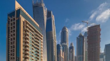 Modern gökdelenler gündoğumu ışıklar timelapse Dubai, Birleşik Arap Emirlikleri Dubai Marina içinde parlayan görünümünü.