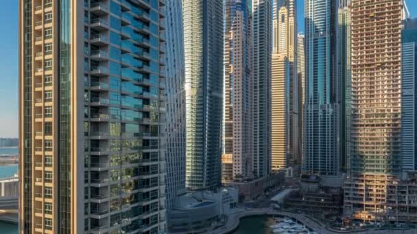 Udsigt over moderne skyskrabere skinner i solnedgang lys timelapse i Dubai Marina i Dubai, UAE . – Stock-video