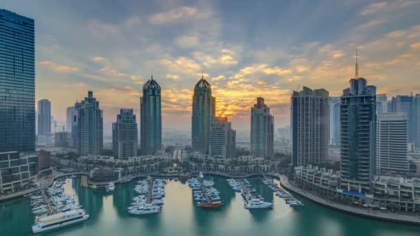 Widok z nowoczesnych drapaczy chmur lśni w sunrise światła timelapse w Marina Dubai w Dubai, Zjednoczone Emiraty Arabskie. — Wideo stockowe