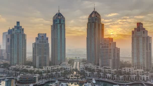 Widok z nowoczesnych drapaczy chmur lśni w sunrise światła timelapse w Marina Dubai w Dubai, Zjednoczone Emiraty Arabskie. — Wideo stockowe