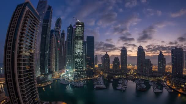 Vista aérea de rascacielos modernos noche a día timelapse antes del amanecer en Dubai Marina en Dubai, Emiratos Árabes Unidos . — Vídeos de Stock