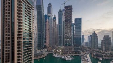 Güneş doğmadan önce gün timelapse modern gökdelenler gecesine havadan görünümü Dubai Marina, Dubai, Birleşik Arap Emirlikleri.
