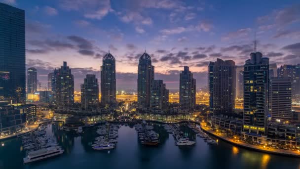 Widok z lotu ptaka nocy nowoczesnych drapaczy chmur do timelapse dzień przed wschodem słońca w Marina Dubai w Dubai, Zjednoczone Emiraty Arabskie. — Wideo stockowe