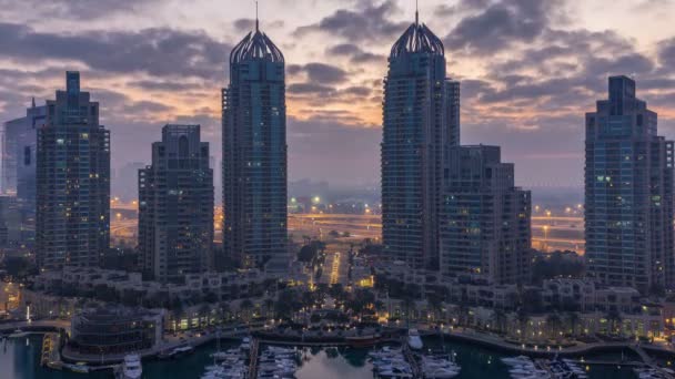 Widok z lotu ptaka nocy nowoczesnych drapaczy chmur do timelapse dzień przed wschodem słońca w Marina Dubai w Dubai, Zjednoczone Emiraty Arabskie. — Wideo stockowe