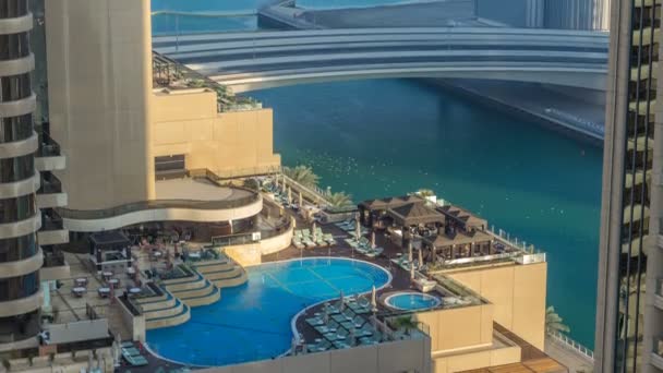 Vista de arranha-céus com piscina em Dubai Marina timelapse — Vídeo de Stock