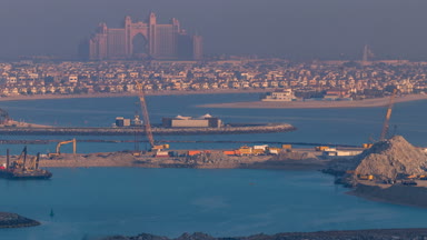 Palm Jumeirah gündoğumu timelapse bir çatı, Dubai, Birleşik Arap Emirlikleri üzerinden sırasında nefes kesen havadan görünümü