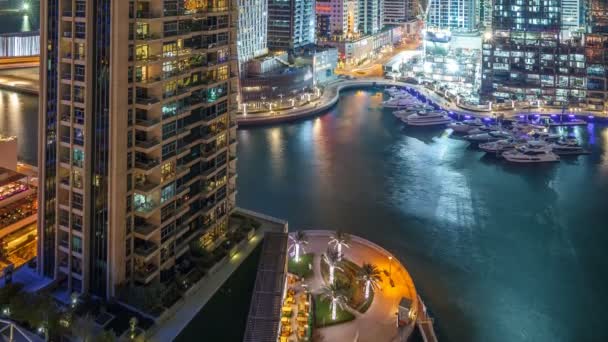 Dubai Marina в ночное время, с огнями и самыми высокими небоскребами — стоковое видео