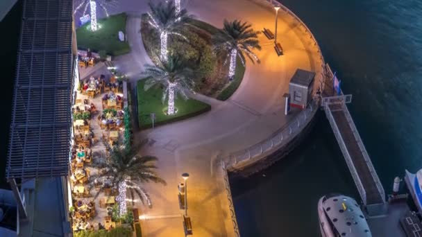 Moderno terraplén con bar, cafetería y restaurante en el famoso puerto deportivo de Dubai . — Vídeo de stock