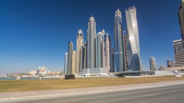 Vistas panorámicas de Dubai Marina rascacielos con barcos timelapse hyperlapse, Skyline, Vista desde el mar, Emiratos Árabes Unidos — Vídeo de stock