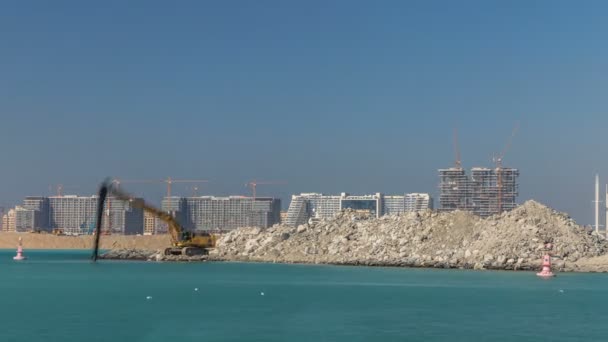 Excavadora construyendo una nueva parte en el timelapse Palm Jumeirah — Vídeo de stock
