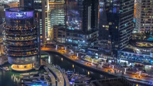 Nocne oświetlenie lotnicze timelapse Dubai Marina, Zjednoczone Emiraty Arabskie. — Wideo stockowe