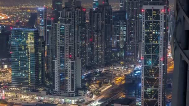Dubai Centro de la noche timelapse modernas torres vista desde la parte superior en Dubai, Emiratos Árabes Unidos . — Vídeos de Stock