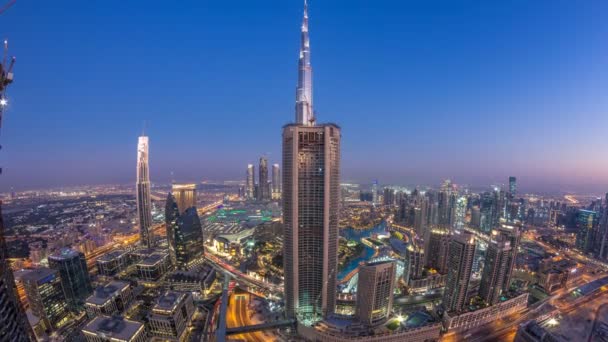 Downtown Dubai dag naar nacht timelapse moderne towers panoramisch uitzicht vanaf de top in Dubai, Verenigde Arabische Emiraten. — Stockvideo