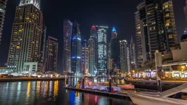 Dubai Yat Limanı bay yatların bir tekne gece timelapse hyperlapse