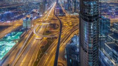 Doğal Dubai şehir manzarası, gece timelapse. Şeyh Zayed caddesi üzerinde çok sayıda ışıklı Kuleli çatı görünümü.