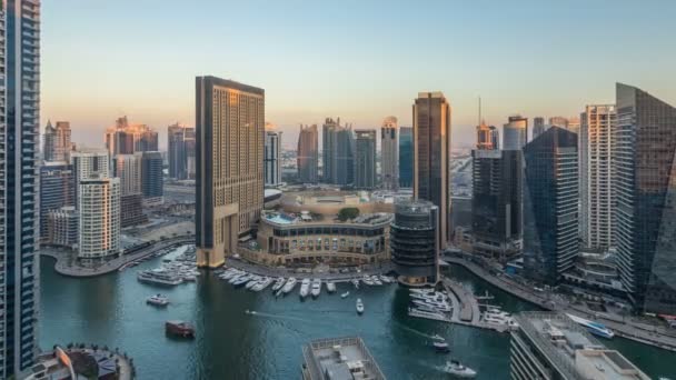 Панорамою заходу сонця Dubai Marina вечір повітряних timelapse, ОАЕ. — стокове відео