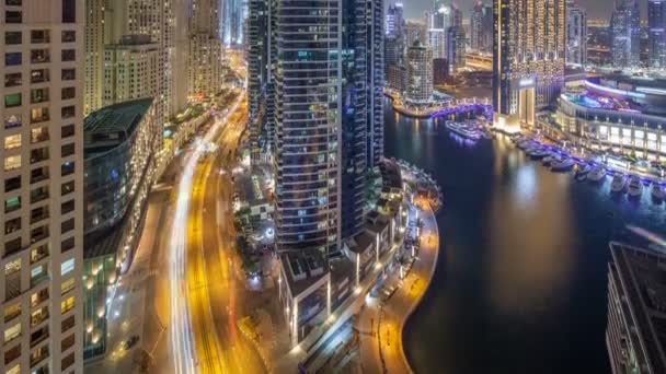 Nächtliche beleuchtung der dubai marina antenne zeitlupe, uae. — Stockvideo