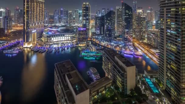 Nacht verlichting van luchtfoto timelapse van Dubai Marina, Verenigde Arabische Emiraten. — Stockvideo