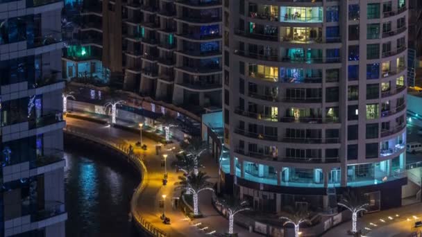 Noční osvětlení vzdušné timelapse Dubai Marina, Spojené arabské emiráty. — Stock video