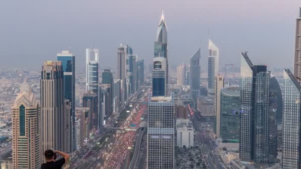 Schilderachtige Dubai centrum skyline dag naar nacht timelapse. Op het dak weergave van Sheikh Zayed road met talrijke verlichte torens. — Stockvideo