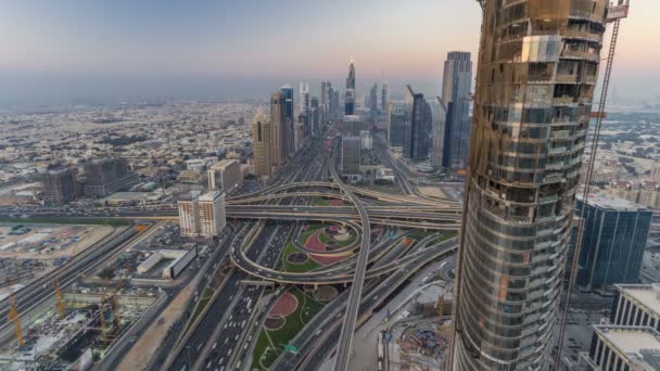 Escénico horizonte del centro de Dubái día a noche timelapse. Vista de la azotea de la carretera Sheikh Zayed con numerosas torres iluminadas . — Vídeos de Stock