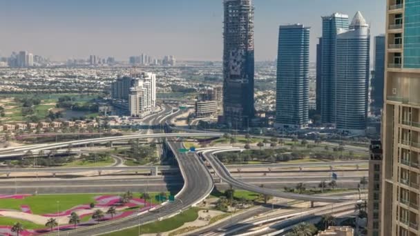 Luchtfoto van een kruising van de weg in een grote stad timelapse. — Stockvideo