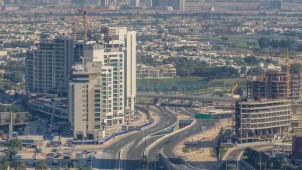 Luchtfoto van een kruising van de weg in een grote stad timelapse. — Stockvideo