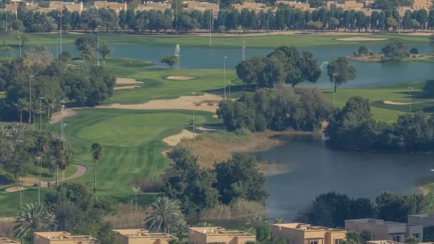 Belo campo de golfe perto de arranha-céus modernos da Marina do Dubai timelapse em luxuosa cidade do Dubai, Emirados Árabes Unidos — Vídeo de Stock