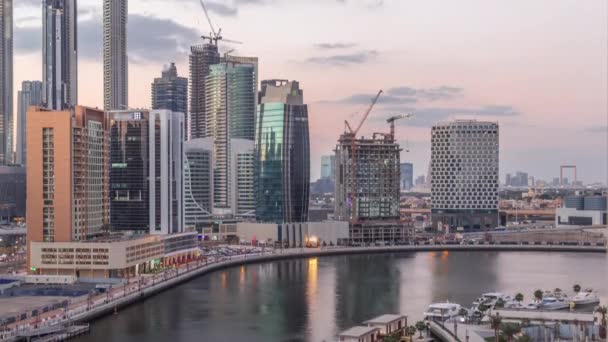 Ουρανοξύστες Ντουμπάι μετά το ηλιοβασίλεμα κοντά στο ποτάμι εναέρια μέρα με νύχτα timelapse — Αρχείο Βίντεο