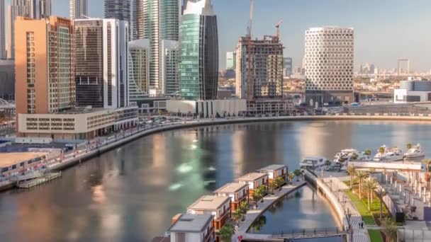 Ουρανοξύστες κοντά στο κανάλι στο Ντουμπάι με μπλε ουρανό εναέρια timelapse — Αρχείο Βίντεο