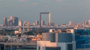 Gün batımında Dubai 'nin ritmi. Hava geçiş zamanı.