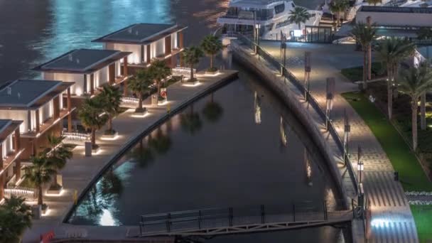 Petites maisons près du canal à Dubaï la nuit, timelapse aérienne des EAU — Video