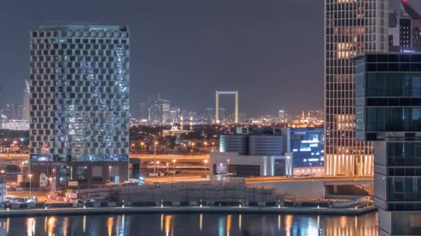 Heldere nacht in Dubai in de buurt van kanaal luchtfoto timelapse — Stockvideo
