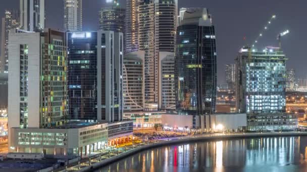 Gratte-ciel lumineux à Dubaï près du canal timelapse aérienne — Video