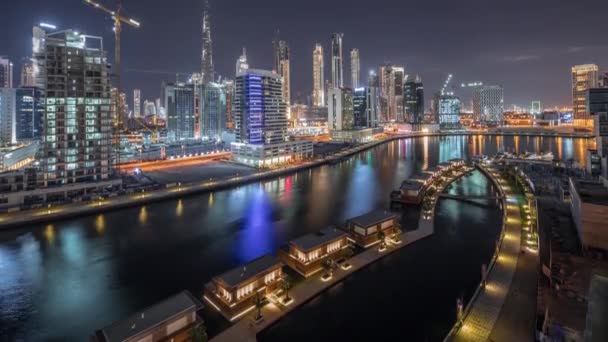 Rytmen i staden Dubai nära kanalen på natten antenn timelapse — Stockvideo